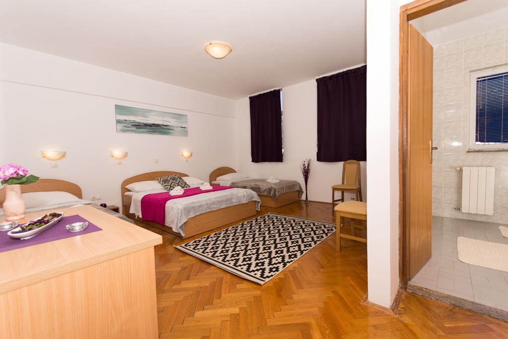 Guest House Mamut Kastela Exterior photo