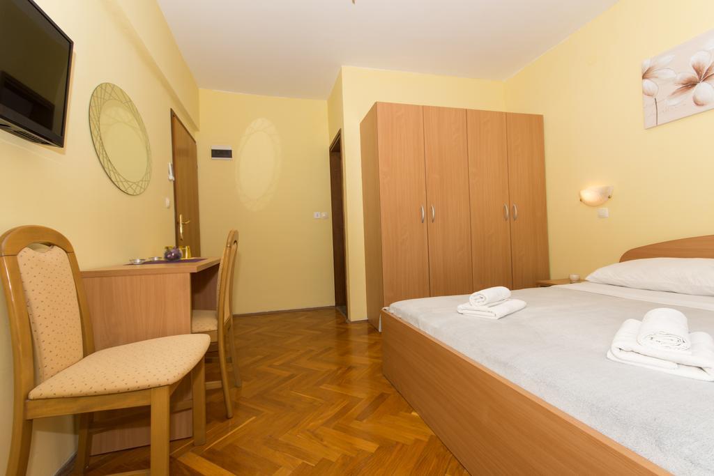 Guest House Mamut Kastela Exterior photo